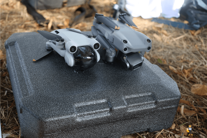 DJI Air 2S und DJI Mini 3 Pro liegen gefaltet nebeneinander im Test und Größenvergleich.